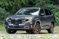 こちらは新型「フォレスター」のターボモデル「スポーツEX」。　
	ほった「……こうしてクオータービューで見比べてみると、3度のモデルチェンジで、四隅の張り出しがずいぶん大きなクルマになったんですね」　
	清水「確かに、こうして見ると渕野さんのいう『箱っぽさ』を感じるかも」