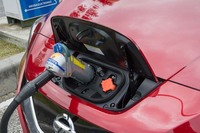 充電ポートは車両のノーズ部分に設置される。写真でコネクターが刺さっている方が急速充電用、オレンジのキャップがついている方が普通充電用。