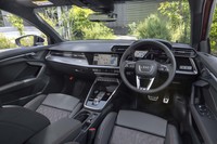 アルミパネルを大胆に使ったダッシュボードは「S3」専用の仕立て。速度が高まると「RS 3」などに積まれる5気筒サウンドが鳴り響くギミックも。