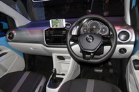 インテリアの質感向上も図られており、ダッシュボードには特殊プリント加工のインモールドラベリングが用いられた。