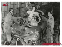 アルファ・ロメオにとってはアレーゼ以前の主力生産拠点であったポルテッロ工場の様子。1950年にデビューした「1900」のエンジンを搭載中。