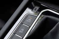 ドライブモードセレクター「DCC」が用意されるのは「Rライン」のみ。モードは「エコ」「コンフォート」「ノーマル」「スポーツ」に「カスタム」を加えた全5種類。