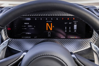 「720S」の特徴でもあったスリムディスプレイモードを備えるリトラクタブル式のメーターパネルを廃止。ステアリングホイールの上下調整に合わせてメーターパネルも可動する新デザインに変更された。