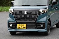 「スズキ・スペーシア ベース」の基となっているのは軽スーパーハイトワゴンの「スペーシア カスタム」。ブラックパールのフロントグリルで道具感を演出している。