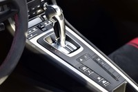 トランスミッションは7段PDKが標準。最新型では6段MT（無償オプション）も選択可能となっているが、2018年2月の時点で、日本での販売実績はないそうだ。