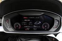 メーターパネルは「アウディバーチャルコックピット」と名付けられたフル液晶タイプ。用途に合わせて表示バリエーションを変えられる。