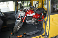 125ccのオートバイ「ホンダ・モンキー125」も収納可能。