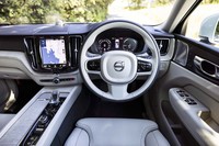 北欧調のシンプル＆クリーンなデザインが印象的なコックピット。物理的なスイッチは少なめで、タッチパネル内のメニューに置き換えられている。