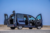 日本仕様車のリアゲートは、従来モデルと同じくダブルバックドアのみの設定となる。両側スライドドアの開口幅はいずれも615mmで、従来型よりも軽い力で開閉ができるようになった。