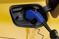 新型「プリウス」（PHEV）の充電口。右リアフェンダーに設置されている。