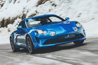 チュリニ峠を行く新型「アルピーヌA110」