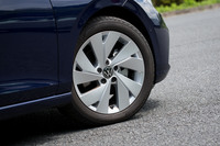 足元の仕様はグレードによって異なり、「eTSIスタイル」には10スポークの17インチアルミホイールが装着される。