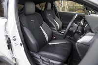 「ブランノーブ」と呼ばれるスエード調の表皮と合成皮革で仕立てられたスポーティーシート。シルバーのダブルステッチと「GR」エンブレムでドレスアップされている。