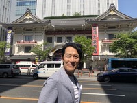 歌舞伎座前にて、東京ブギウギな筆者。2018年4月撮影。