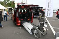 ライフケアビークルもNMCの得意とするクルマだ。写真は「セレナ チェアキャブスロープ」。同じ車いす仕様車として、リフトタイプも用意されている。