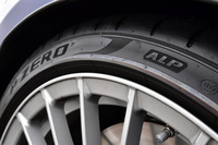 「ALP」の文字が刻まれた「ピレリPゼロ」はアルピナ社の要望に基づいて共同開発されたもの。