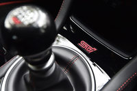 センターコンソールを飾る「STI」のエンブレム。スバルのモータースポーツ活動を統括するSTIが誕生したのは1988年4月のこと。翌年に実施された、初代「レガシィ」によるFIA公認10万km世界速度記録への挑戦が彼らにとって初の大仕事となった。