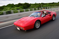 夏場は暑くて乗ることができないので“赤い玉号”こと「フェラーリ328GTS」の話題は、秋までいったんお休み。（写真＝池之平昌信）