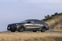 0-100km/h加速のタイムは3.5秒。車重が400kg以上も増えているため、ピュアなV8エンジンだった先代の「M5コンペティション」（3.3秒）よりもちょっとだけ遅い。