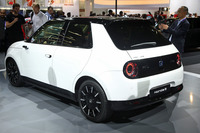 RWDのBEV専用プラットフォームに水冷式のリチウムイオンバッテリーを搭載。バッテリー容量は35.5kWh、走行可能距離は220kmと、最新のBEVとしてはスペックは控えめだが、そこにはBEVの環境性能に関する提案が込められている。