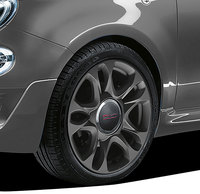 15インチの5ダブルスポークアルミホイール＋185/55R15タイヤを装備。