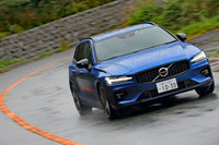 ボルボのシャシーチューンは「ツーリング」「ダイナミック」「スポーツ」の3種類。日本仕様はバランス重視のダイナミックが主流だが、「R-DESIGN」にはよりサスペンションを引き締めたスポーツシャシーが採用される。