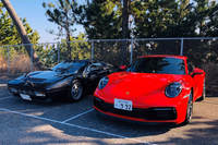 新型「カレラS」（写真右）と、筆者の愛車、「フェラーリ328GTS」（写真左）。