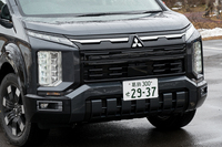 グリルのパターンが変わってもはや“電気シェーバー”顔ではなくなった。バンパー下部にはブロックパターンを採用し、ワイルドイメージを強化している。