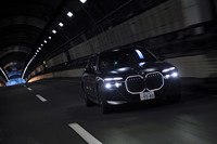 薄型のヘッドランプには全車スワロフスキー製のクリスタルを採用。巨大なキドニーグリルには、写真のとおりイルミネーションが装備されている。