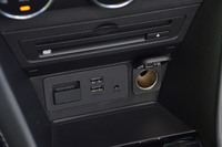 
	センターコンソールには、SDカードスロットのほか、AUXやUSBのコネクターが設けられている。
	