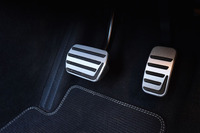 アルミ製のスポーツペダルも、「R-DESIGN」モデルならではのオプション。