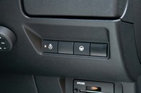 ステアリングポストの右下には車線維持支援システムとステアリングヒーターのスイッチがレイアウトされる。2つのステアリングアイコンの図柄がまったく違うのが面白い。