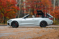 電動ソフトトップの開閉に要する時間はそれぞれ18秒ほど。カラーリングはこの試乗車のシルバーエフェクトアンソラジット（4万4000円のオプション）と標準のブラックの2タイプのみ。