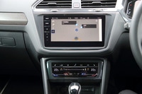 インフォテインメントシステムは新世代に移行。常時接続の「ディスカバープロ」に連携するオンラインサービスの「ウィーコネクト」が新たに組み込まれた。エアコンの操作パネルはダイヤルスイッチからタッチ式に一新されている。