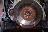 ……写真越しとはいえ、自分のクルマの中身をここまでつぶさに見るのは初で、妙な感動があった。フライホイールの左に見える、スタータージェネレーターのギアの小ささよ！ これで8リッターV10エンジンを目覚めさせるんだから、健気（けなげ）だ。