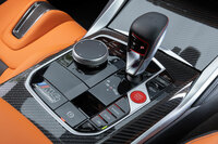 「コンペティションM xDrive」のトランスミッションは8段DCTのみ。480PS仕様のベースグレードは6段MTのみの設定となっている。