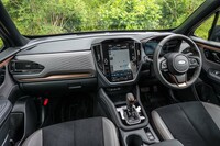 インテリアカラーは濃淡の異なるグレーにブロンズのアクセントの組み合わせ。シートはウルトラスエードと合成皮革のコンビタイプだ。