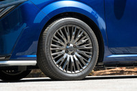 ガンメタリックのホイールは他車種も含めた「AUTECH」シリーズ共通のデザイン。タイヤはミシュランの「eプライマシー」を組み合わせている。