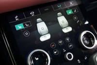 こちらはフロントシートの設定画面。ダイヤルはヒーター＆クーラーの温度調整用に切り替わった。