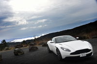 「アストンマーティンDB11 V8」の日本における価格は2278万1177万円。V12モデルよりも246万2000円低く設定されている。