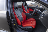 日本独自の仕様としてメリノレザーのシート表皮やアルカンターラのルーフライナー、Bowers ＆ Wilkinsダイヤモンドサラウンドサウンドシステムなどが標準装備となっている。自動車の内装でこんなにも鮮やかなレッドは珍しい。