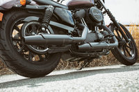 ブラックで統一されたエンジンやエアクリーナーカバー、マフラーなども「アイアン1200」の特徴だ。