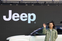 「アベンジャー4xeハイブリッド」の発表会では、日本を代表するスノーボーダーである平野歩夢さんがジープのブランドアンバサダーに就任したことも告げられた。会場に姿を見せた平野さんは、「初めて自分で買ったのはジープのクルマで、今現在も『ラングラー』に乗っています。そのブランドのアンバサダーを務めるのは光栄なことです」などとコメント。アベンジャーにも興味があるとのことで「コンパクトで乗りやすそう」と評した。