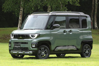2025年8月に登場した三菱の新型「デリカミニ」。アウトドアイメージを盛り込んだエクステリアデザインが特徴だ。初代モデルは「eKクロス スペース」のビッグマイナーチェンジ版として2023年5月にデビュー。最新モデルは2代目にあたり、「日産ルークス」とは姉妹車の関係になる。