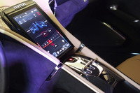 MT車のシフトゲートを思わせる特徴的なデザインのシフトセレクター。センターコンソールに備わる縦型のタッチ式モニターは8.4インチサイズで、ナビ設定や空調のコントロールなどが行える。