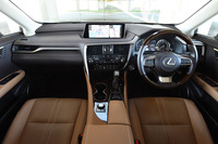 「レクサスRX」のコックピット周辺部。左右非対称のセンターパネルや、タブレットのように見える12.3インチモニターが特徴的。