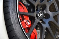 赤く塗られたブレーキキャリパー（前：6ピストン、後ろ：4ピストン）は前後ともブレンボ製。