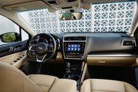 インテリアの様子。新デザインのステアリングホイールが採用されている。