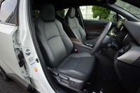 試乗車はオプションの本革シート（ブラック）を装備していた。「G」と「G-T」の標準装備は、ブラウンの本革と、ブラックのファブリックのコンビシートとなる。