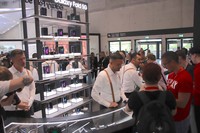 「サムスン・ギャラクシー フォールド5G」の体験コーナー。多くのプレス関係者が、人気飲食店の店先のごとく待ち列を作った。
